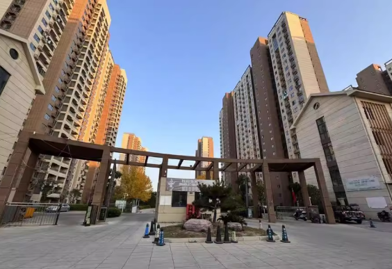 一拍 界首市复兴西苑东区8幢2单元2404号（面积118.15平方米）不动产一处